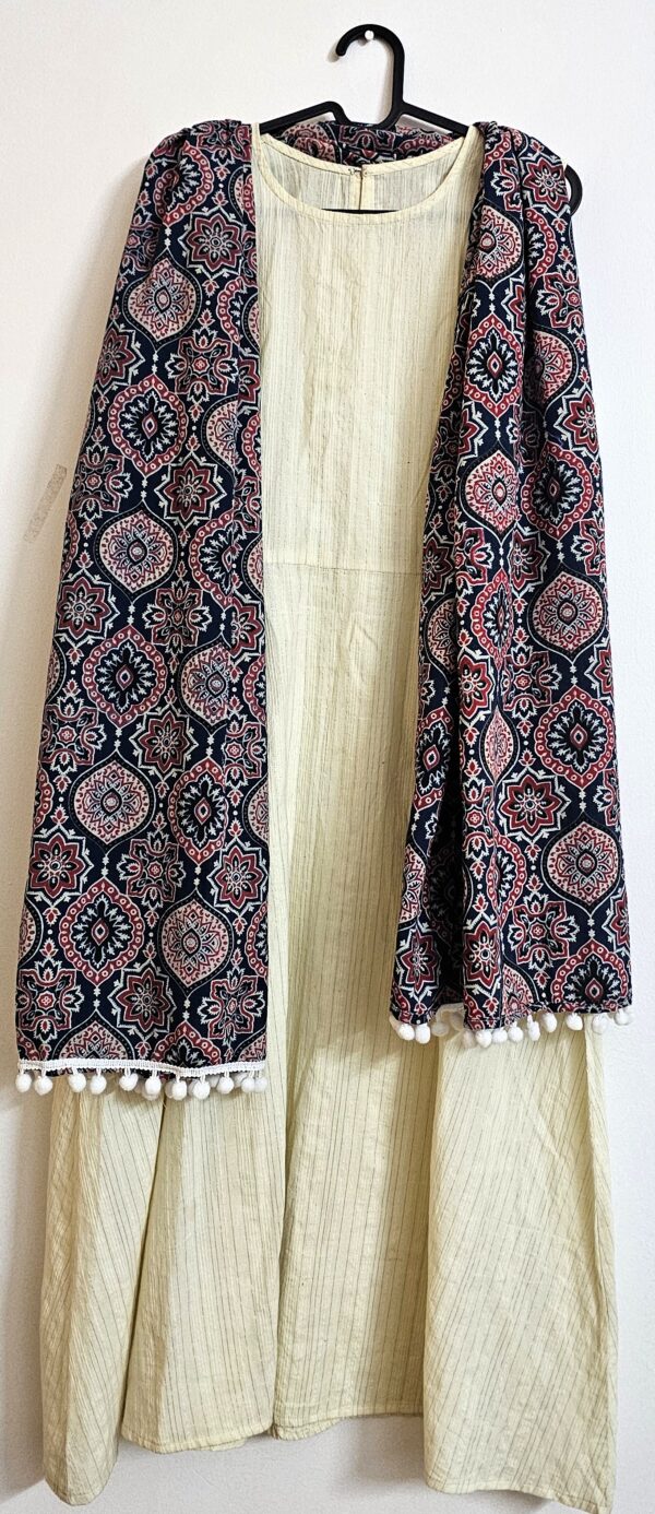 Ajrakh Print Blue and Red Color Naturally Dyed Geometric Pattern Stole with tussles - Image 4